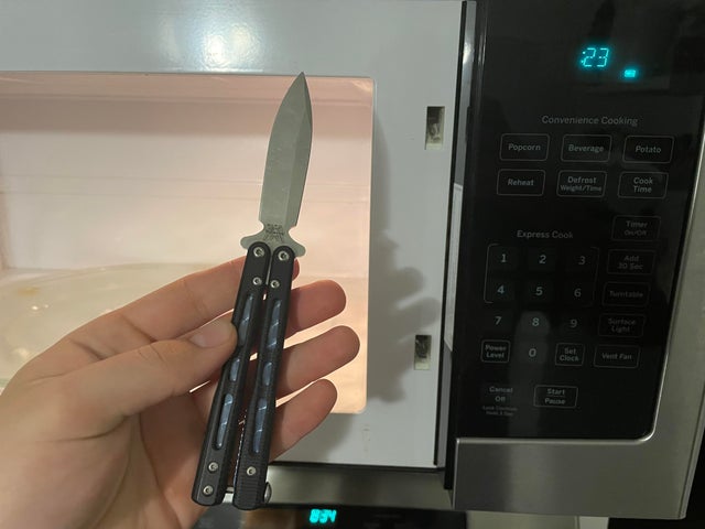 Vu sur Reddit: Whatever you do, DO NOT put your BM51 in the microwave IT WILL SHRINK