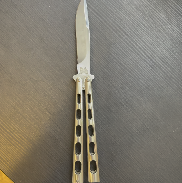 Vu sur Reddit: Can anyone identify this Balisong? I’m fairly new with these knives and don’t know much about them.