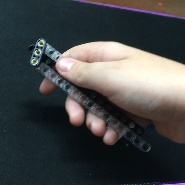 Vu sur Reddit: Hello I’m new to this sub Reddit and I don’t have a actual balisong so I made on out of LEGOs