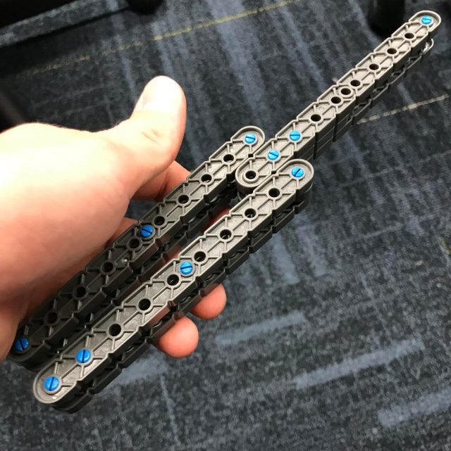 Vu sur Reddit: Made a balisong out of vex pieces at school today