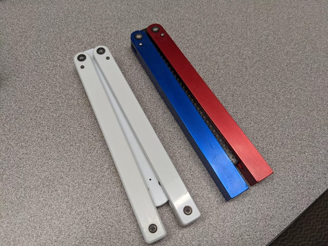 Vu sur Reddit: My coworker re-created the squiddy with aluminum handles and a carbon fiber blade.
